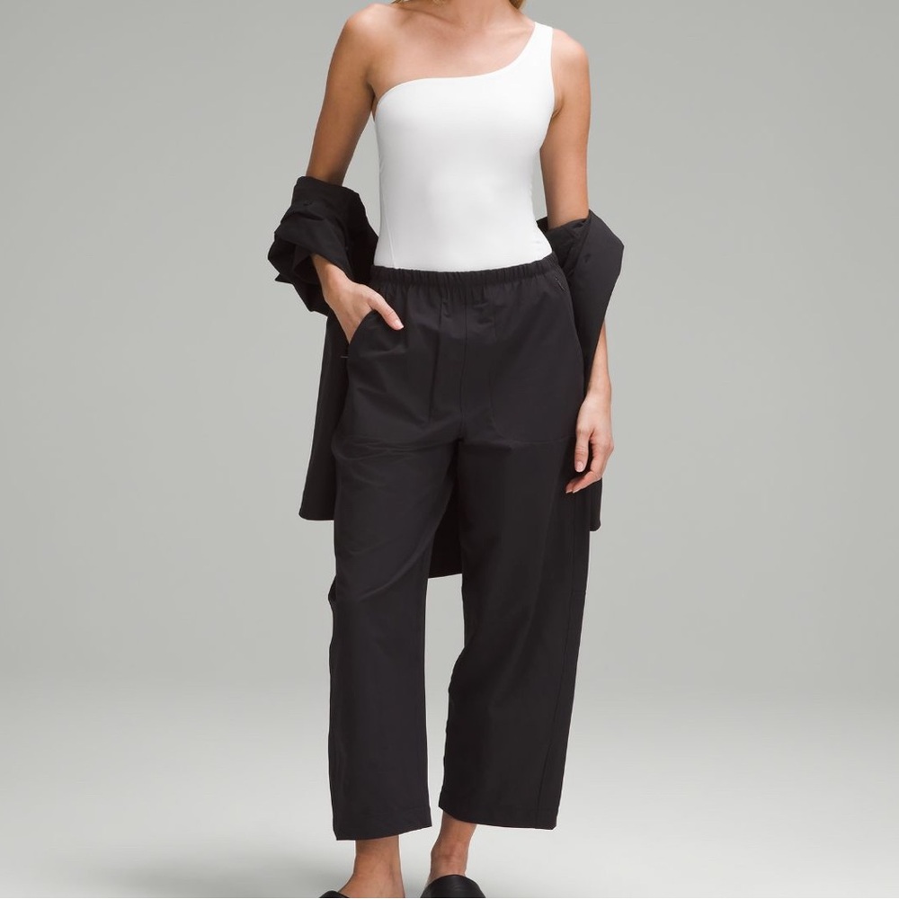 Lululemon Athletica mid rise barrel leg cropped pant